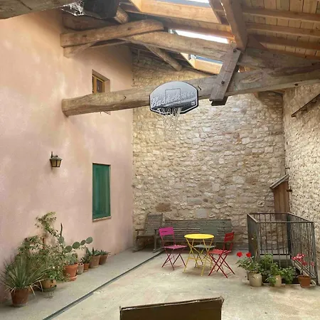 Stone House, Terraced Garden And Pool 度假居